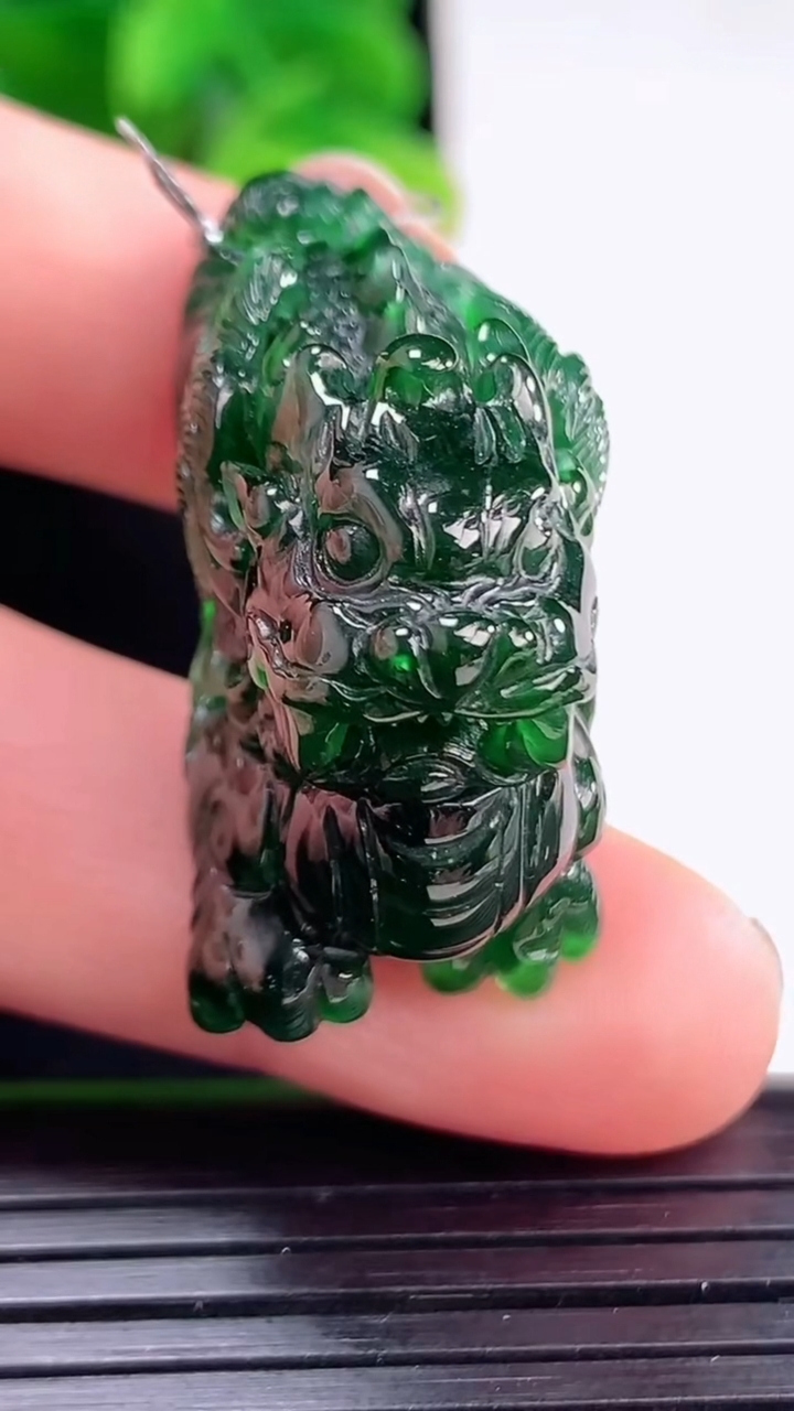 天然A货翡翠麒麟吊坠尺寸35.4-16.2-21.1重量:18.20g
4月12日