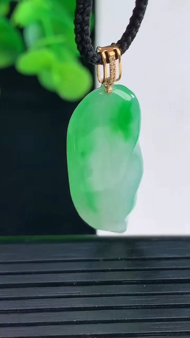 天然A货翡翠原石吊坠尺寸30.6-12.6-7.4重量:5.24g
4月12日