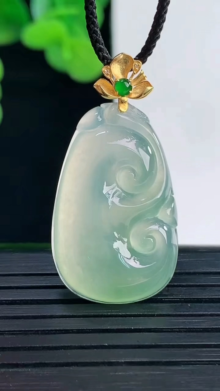 天然A货翡翠如意吊坠尺寸33.9-17.1-4.8重量:5.11g
4月12日