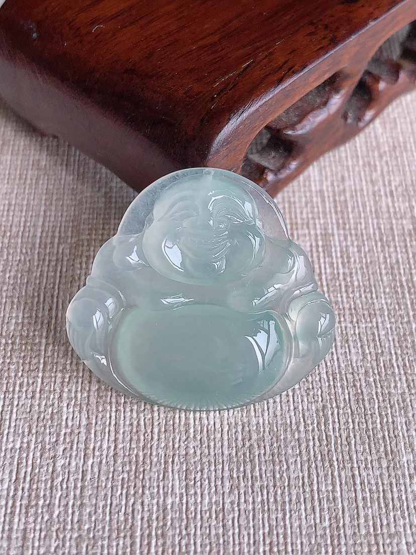 天然A货翡翠晴水佛公吊坠 
尺寸29.8-32.8-5.6mm 重量8.06g 0411