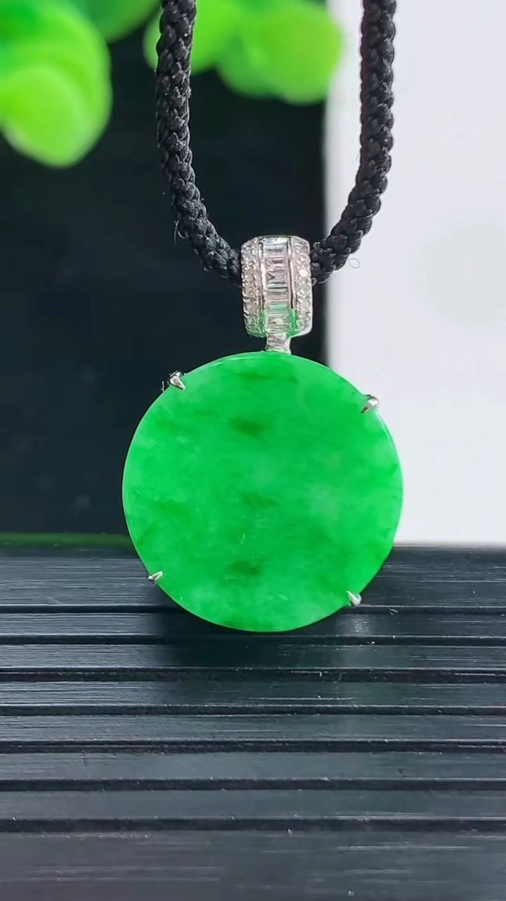 天然A货翡翠无事牌吊坠尺寸22.5-15.6-8.3重量:5.34g
4月12日