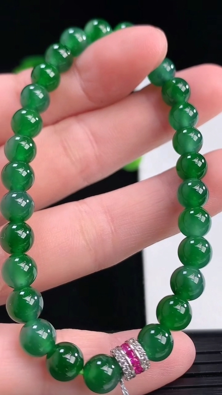 天然A货翡翠圆珠手串尺寸6.3重量:12.99g4月12日
工厂直销收藏佳品,种好水足，色泽均匀，有种有色，上手高大气！