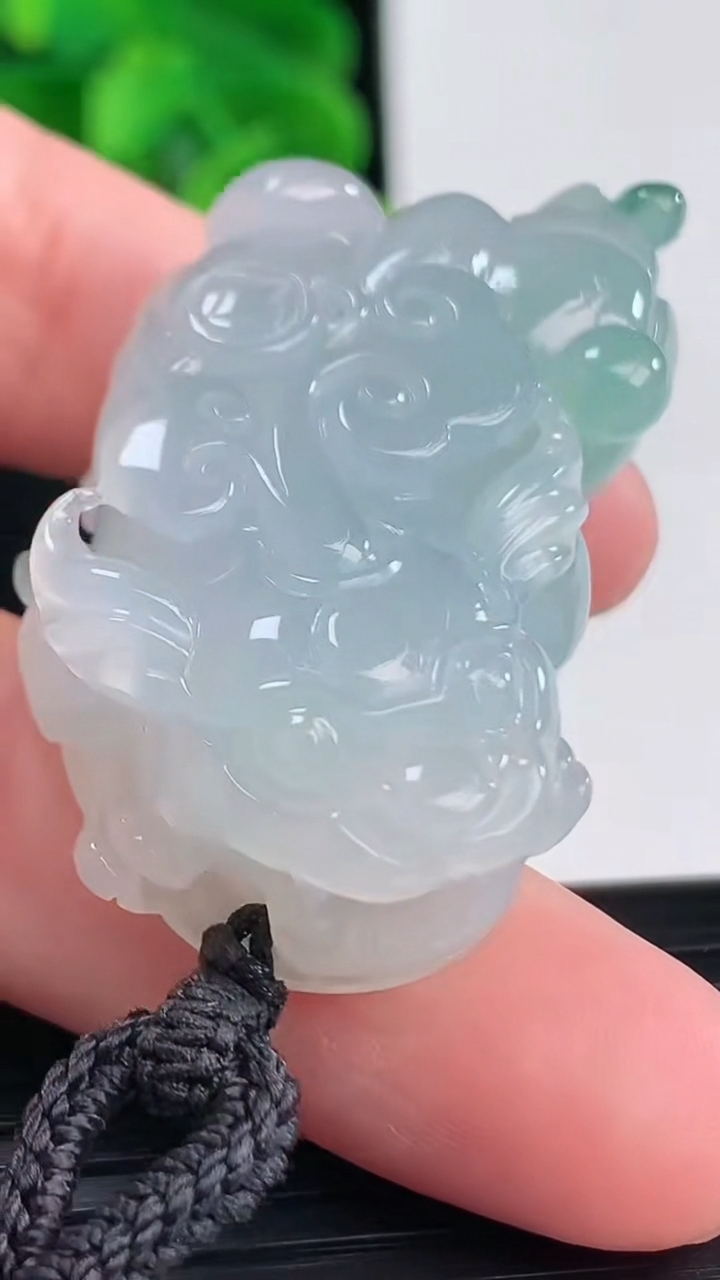 天然A货翡翠飘花貔貅吊坠尺寸40.6-24.8-13.4重量:30.62g
4月12日
