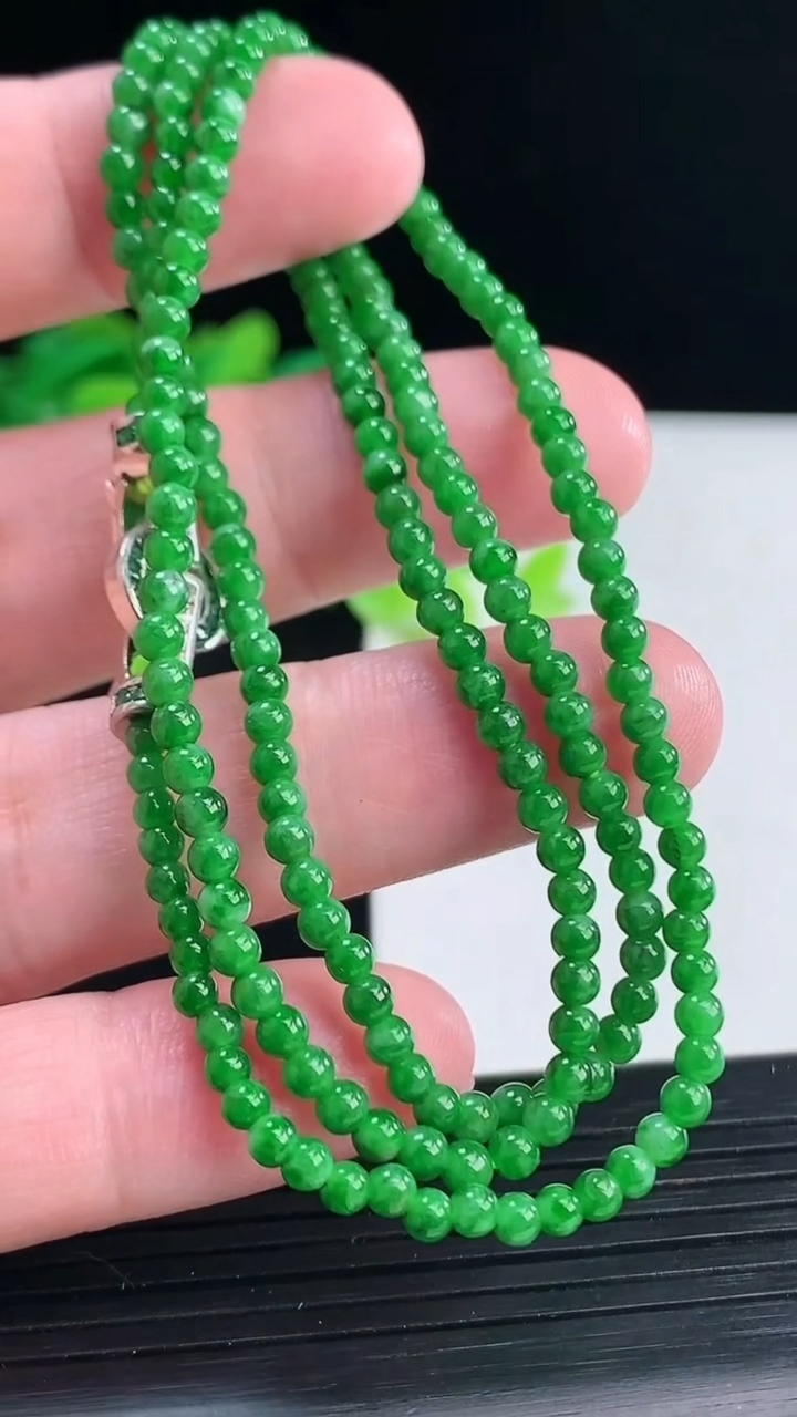 天然A货翡翠圆珠项链，尺寸3.2重量:11.21g4月12日
工厂直销收藏佳品,种好水足，色泽均匀，有种有色，上手高大气！