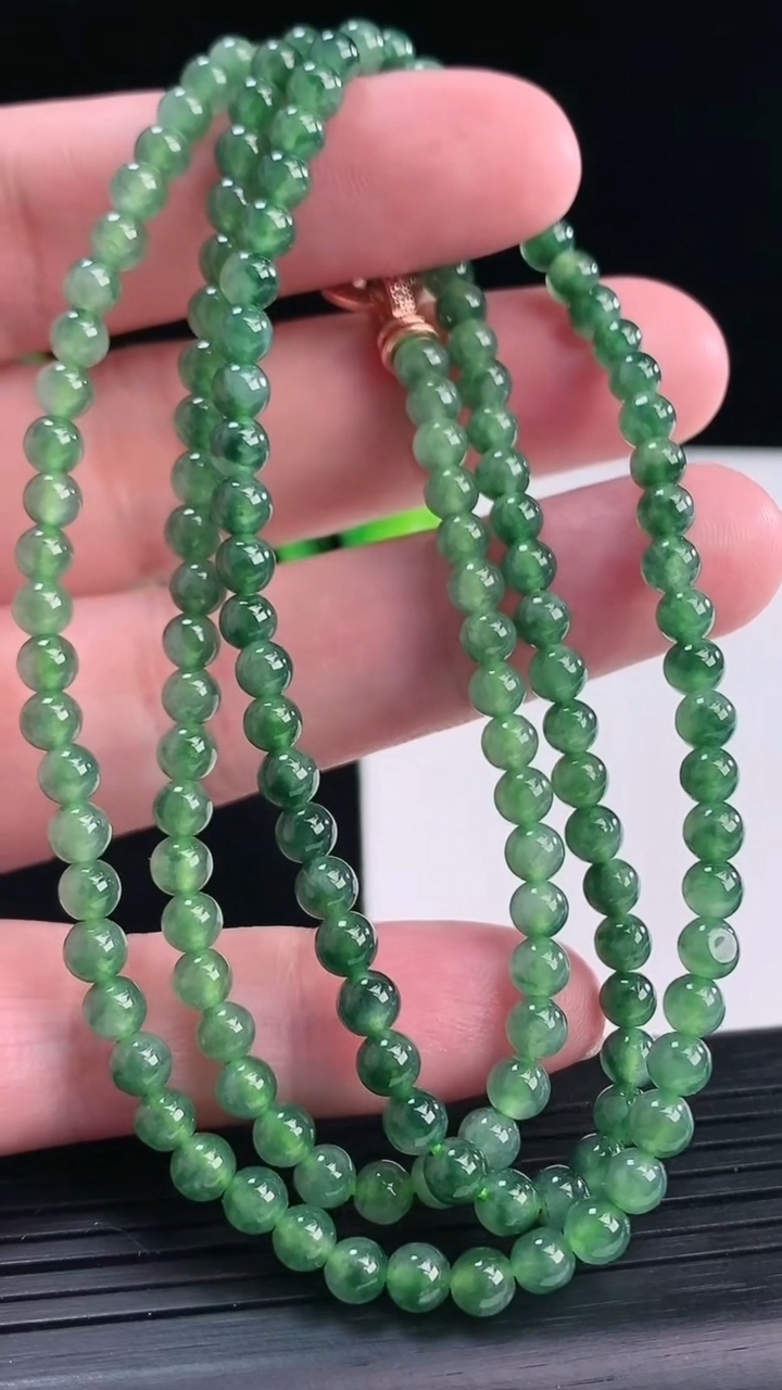 天然A货翡翠圆珠项链，尺寸4.5-148颗重量:23.31g4月12日
工厂直销收藏佳品,种好水足，色泽均匀，有种有色，上手高大气！