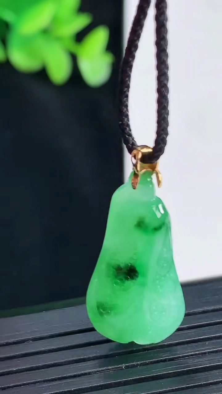 天然A货翡翠白菜吊坠，尺寸26-13-10重量:4.36g
4月12日