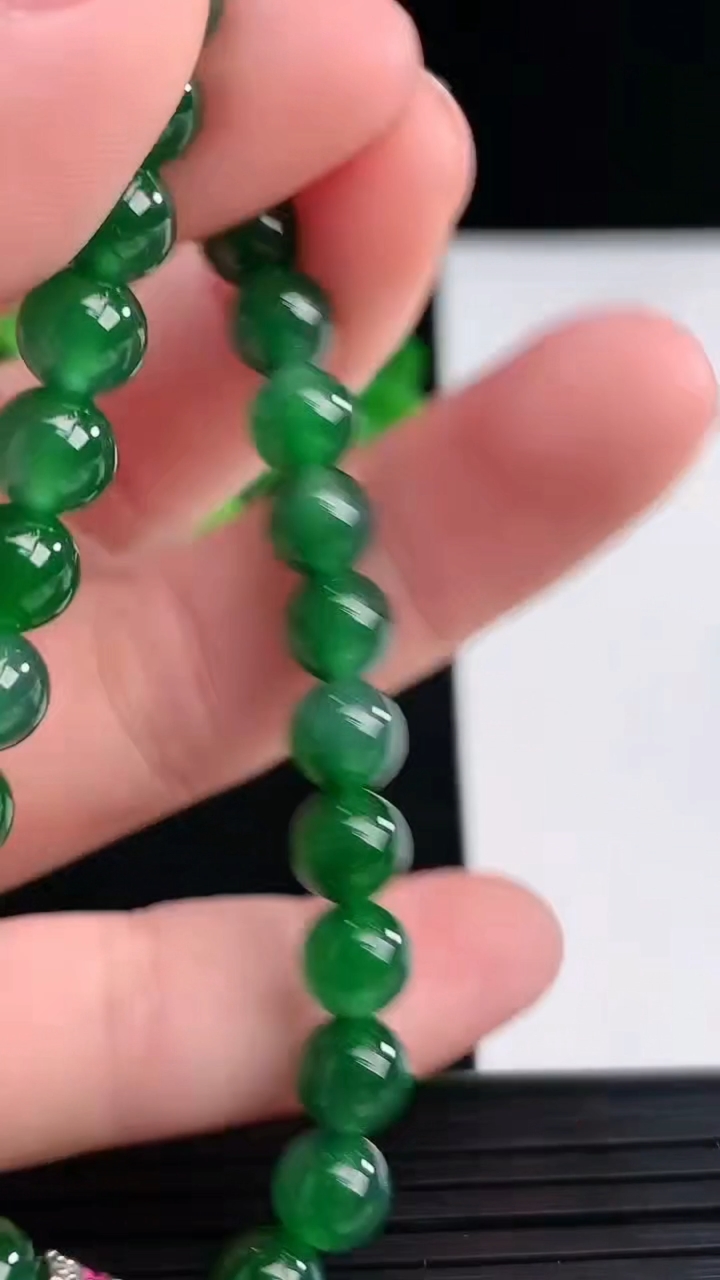 天然A货翡翠圆珠手串尺寸6.3重量:12.99g4月12日
工厂直销收藏佳品,种好水足，色泽均匀，有种有色，上手高大气！