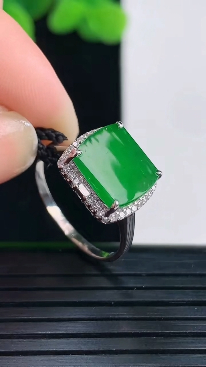 天然A货翡翠马鞍戒指尺寸17.4-8.2-9.5重量:2.38g2026年4月12日
工厂直销收藏佳品,种好水足，色泽均匀，有种有色，上手高大气！