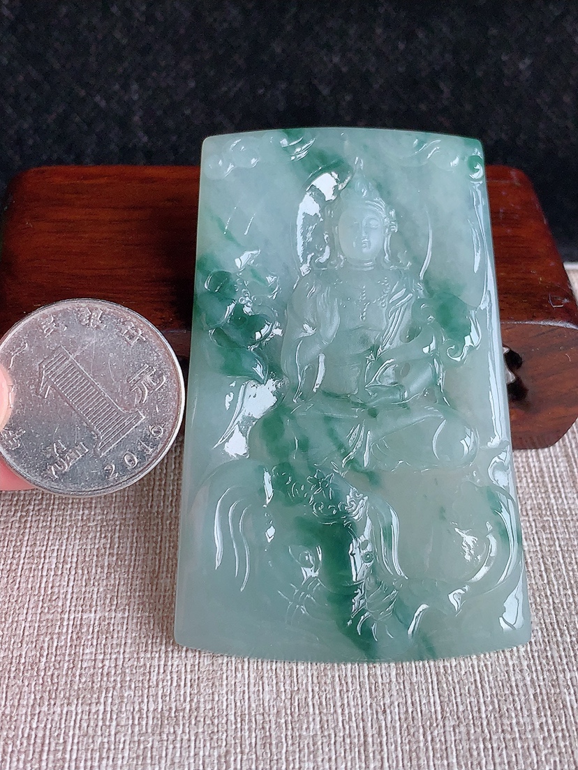 天然A货翡翠飘花普贤菩萨吊坠 
尺寸70.5-43.8-5.5mm 重量37.34g 0411