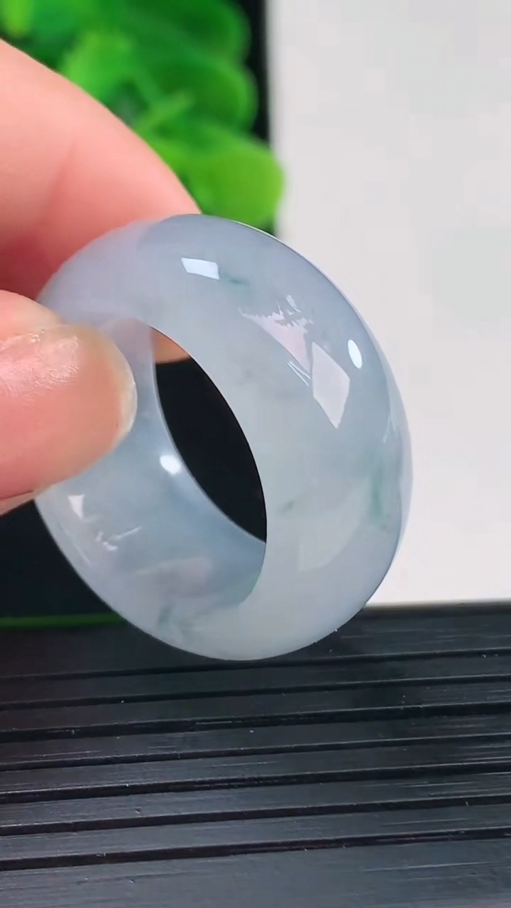 天然A货翡翠紫罗兰飘花指环扳指尺寸20.5-12.1-4.5重量:11.62g2026年4月12日
工厂直销收藏佳品,种好水足，色泽均匀，有种有色，上手高大气！