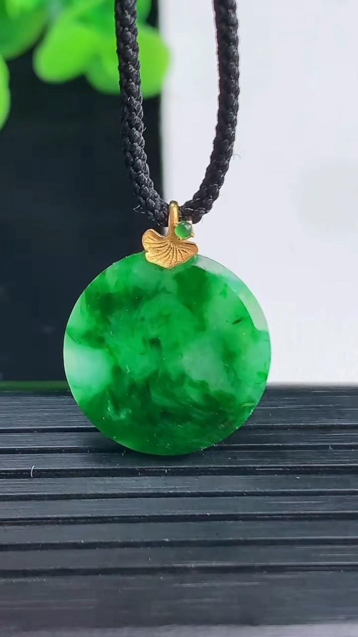 天然A货翡翠无事牌吊坠尺寸17.6-2.7重量:2.39g
4月12日