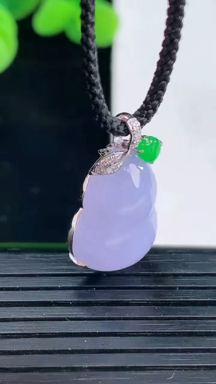 天然A货翡翠18K金紫罗兰葫芦吊坠尺寸23.7-13.3-7重量:3.55g
4月12日
