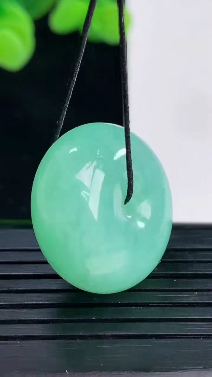 天然A货翡翠路路通吊坠尺寸22.8-11.3重量:12.43g
4月12日