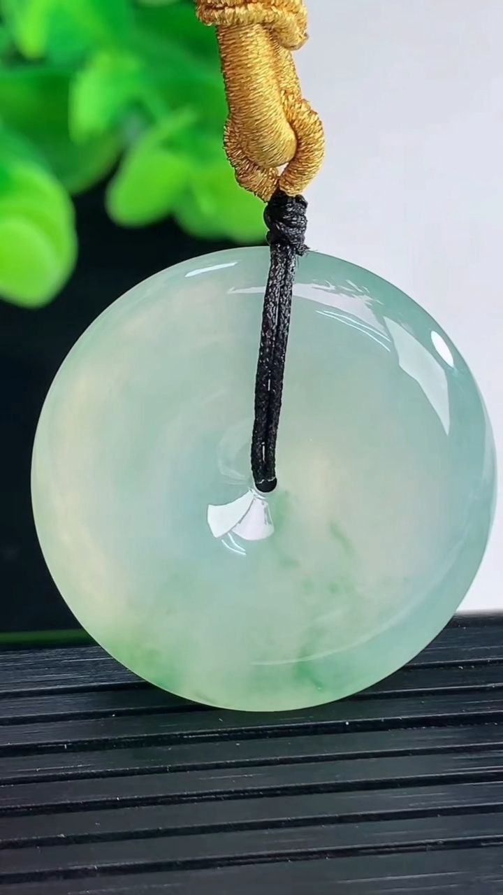 天然A货翡翠种飘花平安扣吊坠尺寸30.9-7重量:17.33g
4月12日