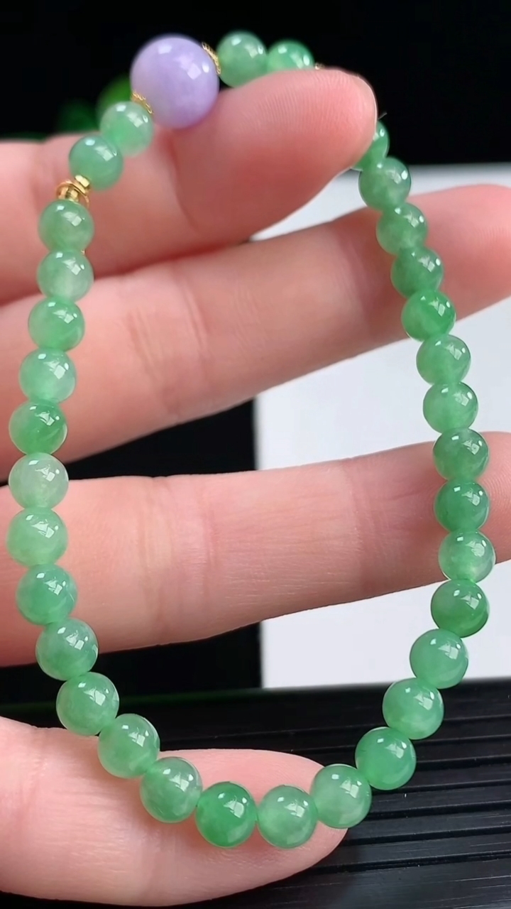 天然A货翡翠圆珠手串尺寸4.6重量:7.76g4月12日
工厂直销收藏佳品,种好水足，色泽均匀，有种