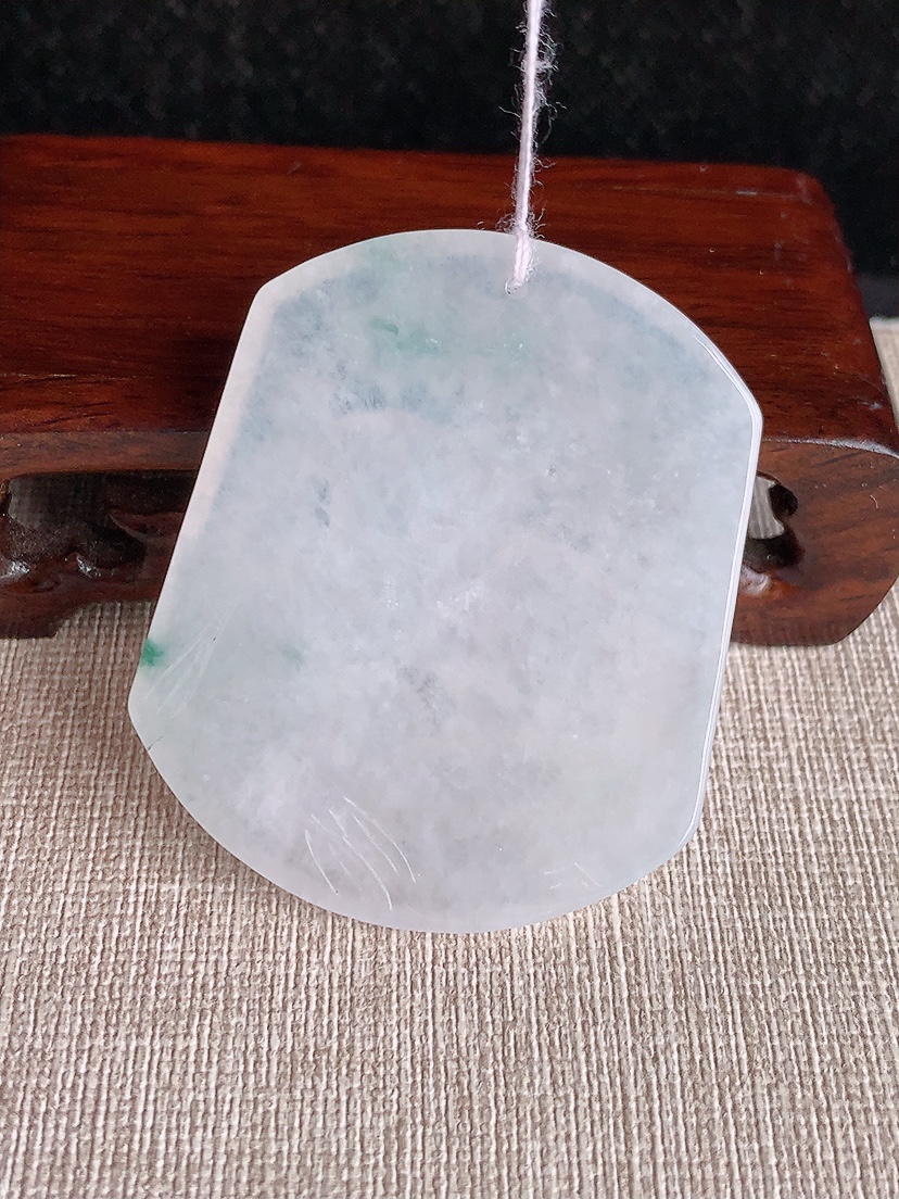 天然A货翡翠飘花生肖兔吊坠 
尺寸53.3-44-6.2mm 重量32.16g 0411