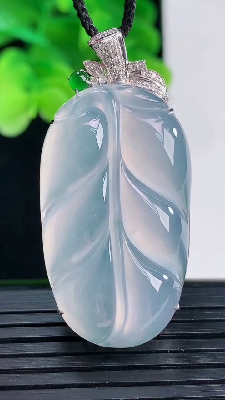 天然A货翡翠种紫罗兰金枝玉叶 叶子吊坠尺寸44-36.3-20.8-8.9重量:10.15g
4月12日