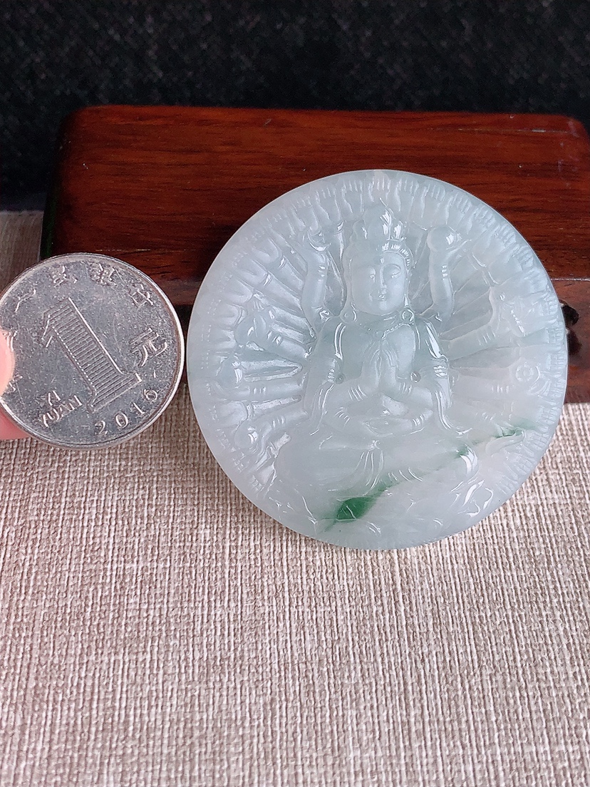 天然A货翡翠飘花一刀切千手观音吊坠 
尺寸49.8-5.4mm 重量28.66g 0411
