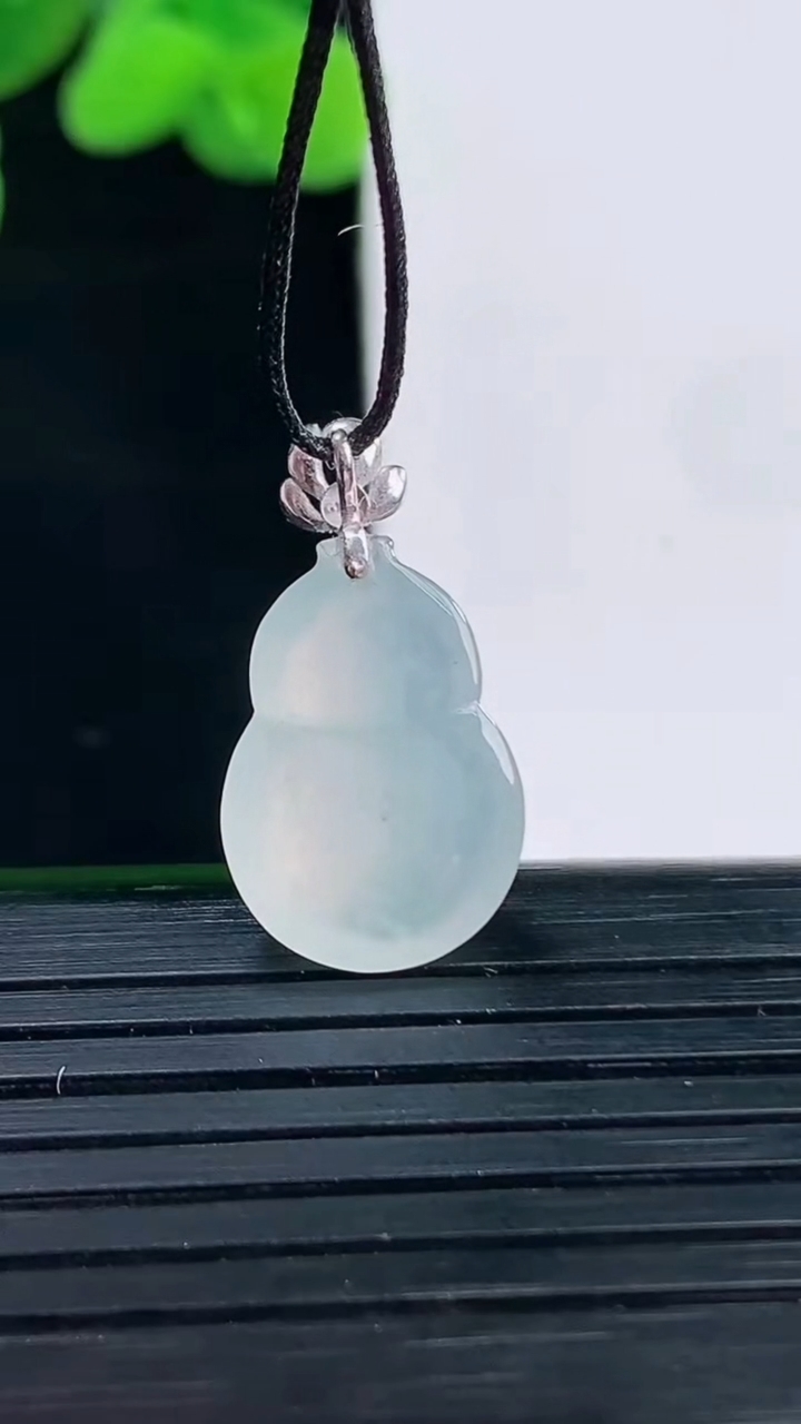 天然A货翡翠种白冰葫芦吊坠尺寸20.7-11.2-4.2重量:1.33g
4月12日
