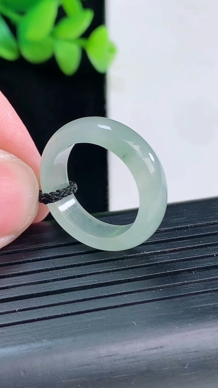 天然A货翡翠飘花素面玉指环 戒指，尺寸17-6-3.2重量:3.35g2026年4月12日
工厂直销