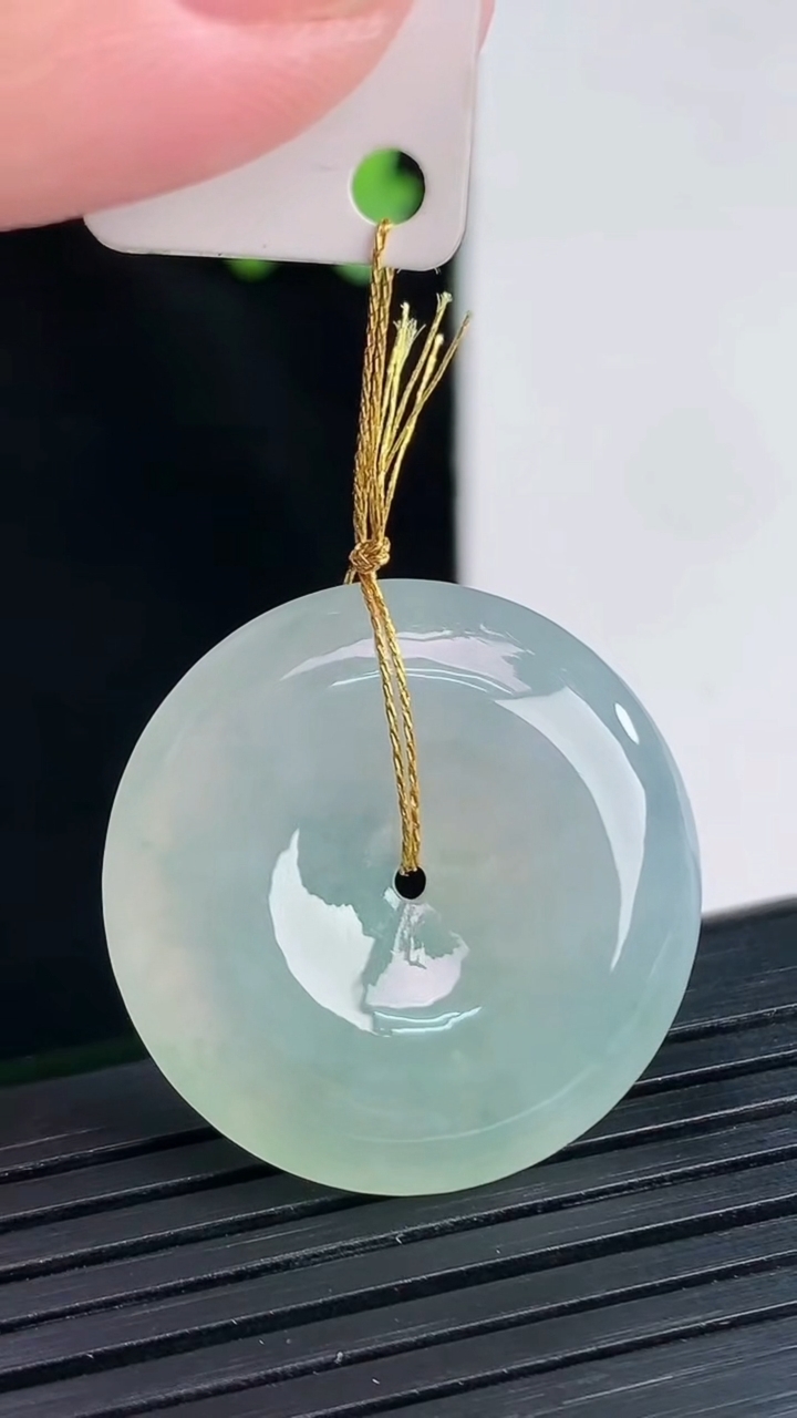 天然A货翡翠飘花平安扣吊坠，尺寸26.6-5.8重量:8.53g
4月12日