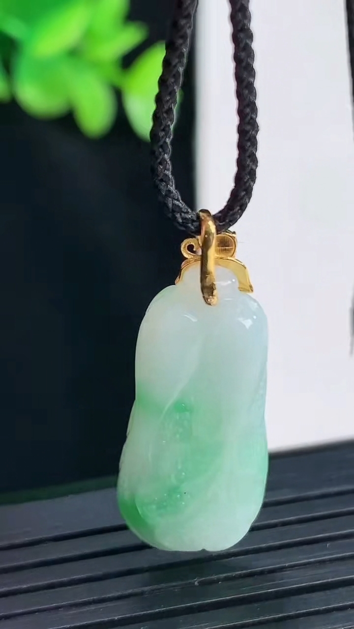 天然A货翡翠白菜吊坠，尺寸25.6-12-9重量:5.75g
4月12日