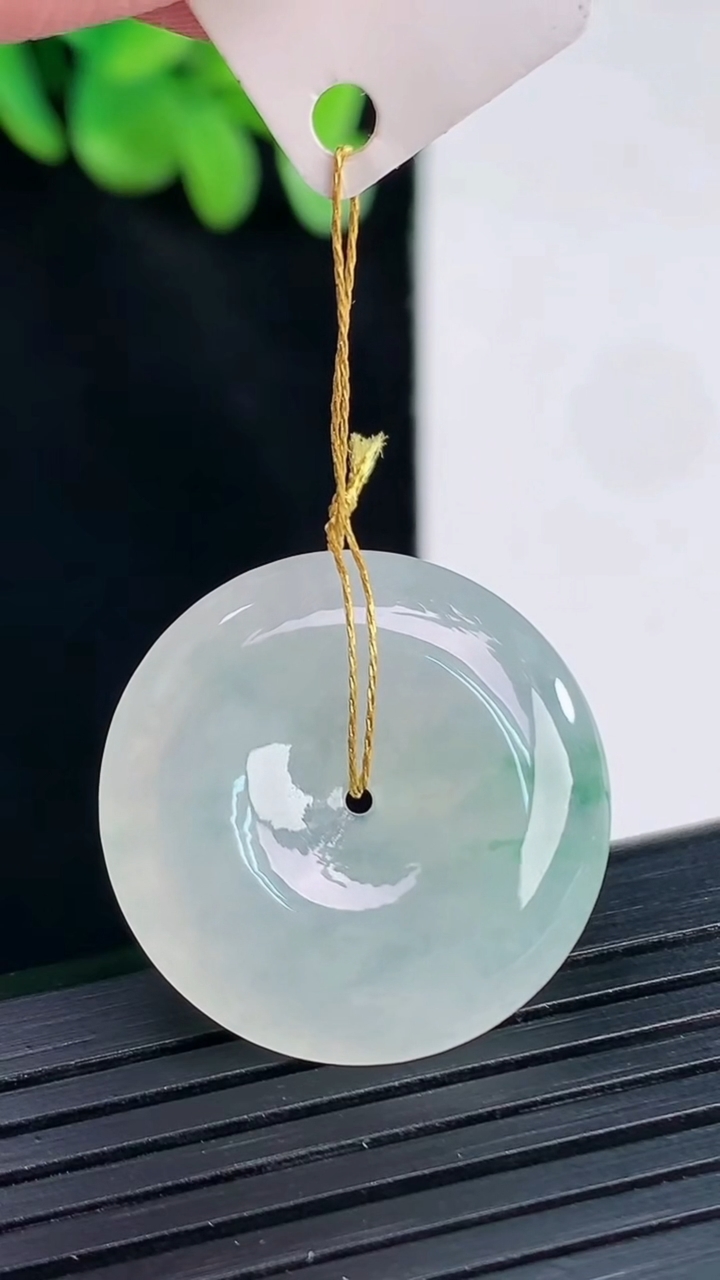 天然A货翡翠飘花平安扣吊坠，尺寸25-5重量:6.24g
4月12日