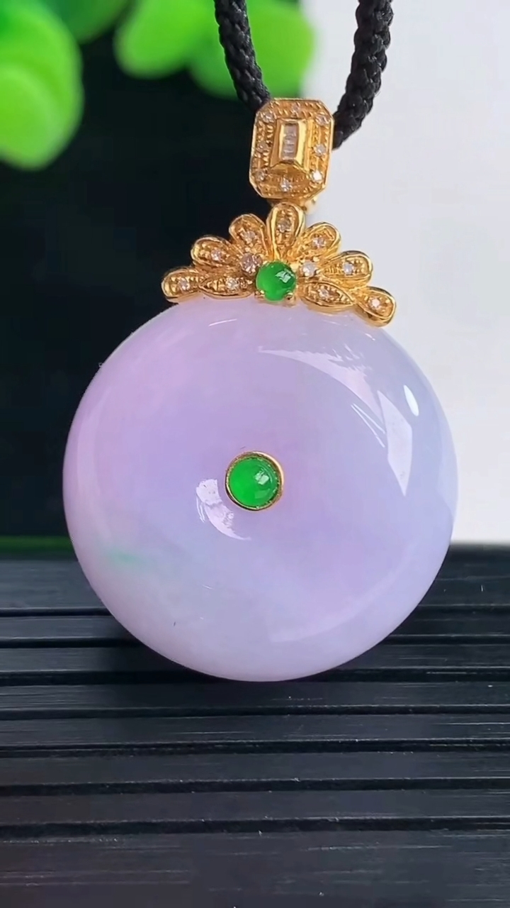 天然A货翡翠18K金紫罗兰平安扣吊坠尺寸32.4-22.1-12.1重量:14.49g
4月12日