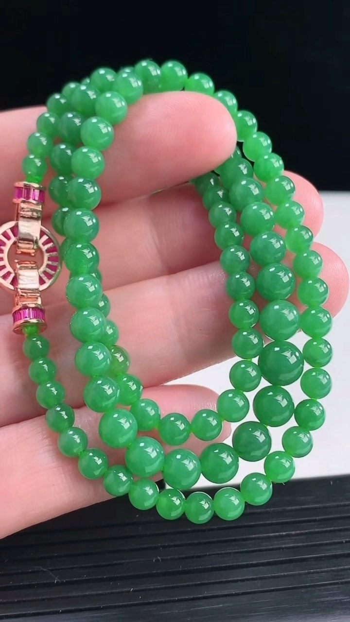 天然A货翡翠圆珠项链 尺寸4.5-108颗重量:21.68g
4月12日