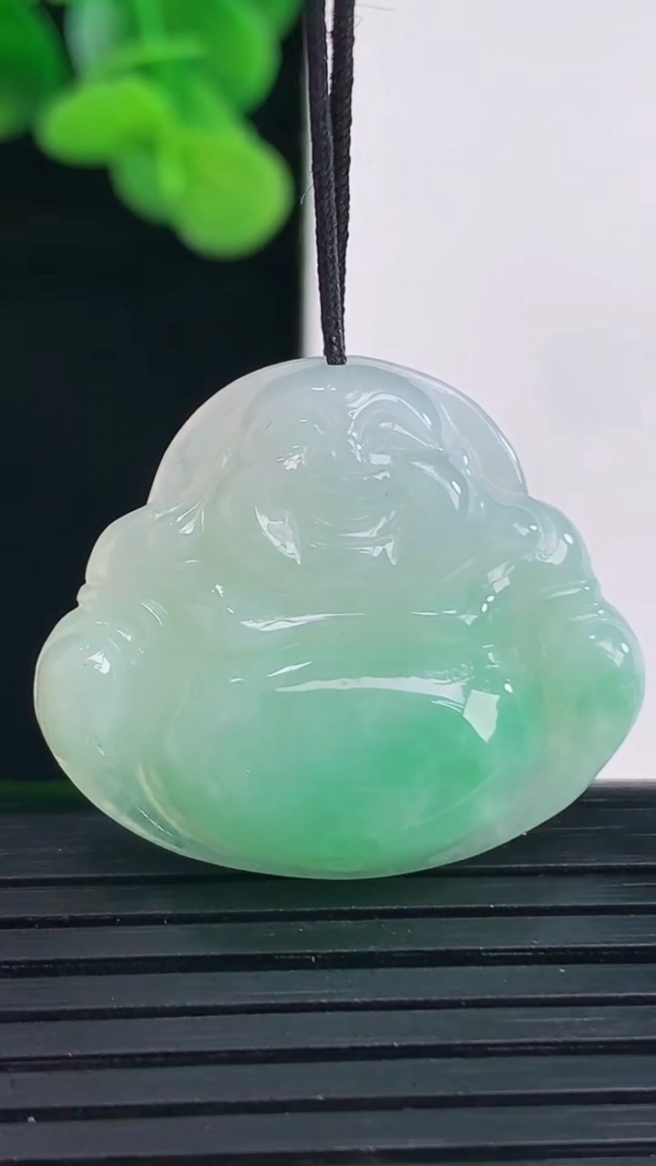 天然A货翡翠佛公吊坠尺寸24.8-29.3-5.5重量:6.19g
4月12日