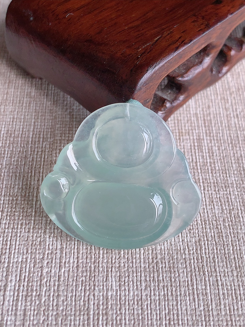 天然A货翡翠晴水佛公吊坠 
尺寸29.8-32.8-5.6mm 重量8.06g 0411