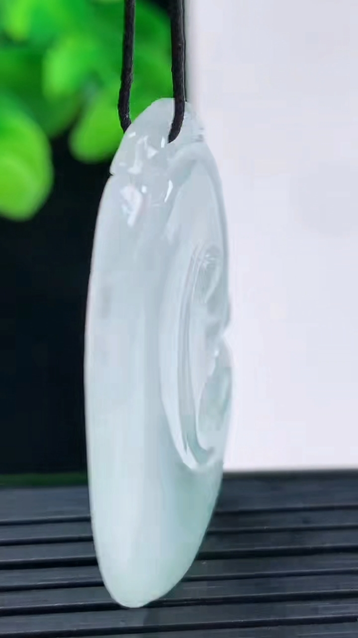 天然A货翡翠冰种飘花如意吊坠尺寸43.2-27.7-3.9重量:11.72g
4月12日