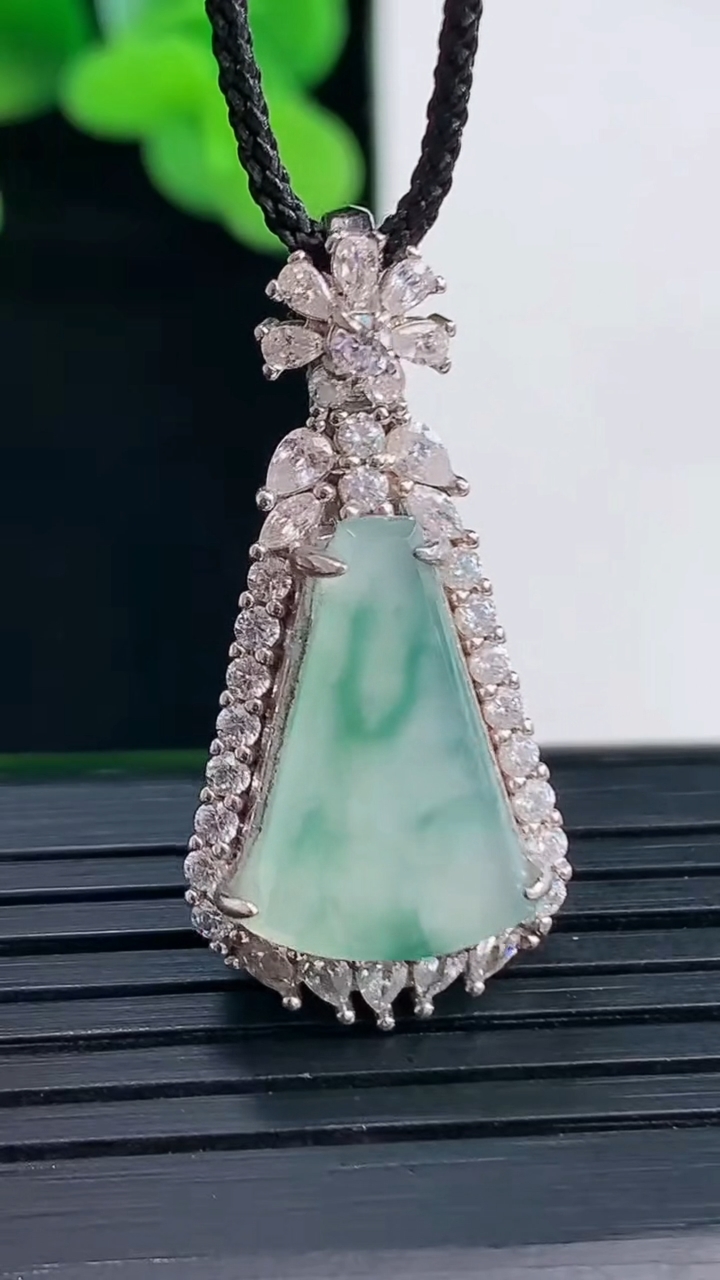 天然A货翡翠925银飘花无事牌吊坠尺寸32-15.1-8.7裸石16.8-12.8重量:5.40g
4月12日