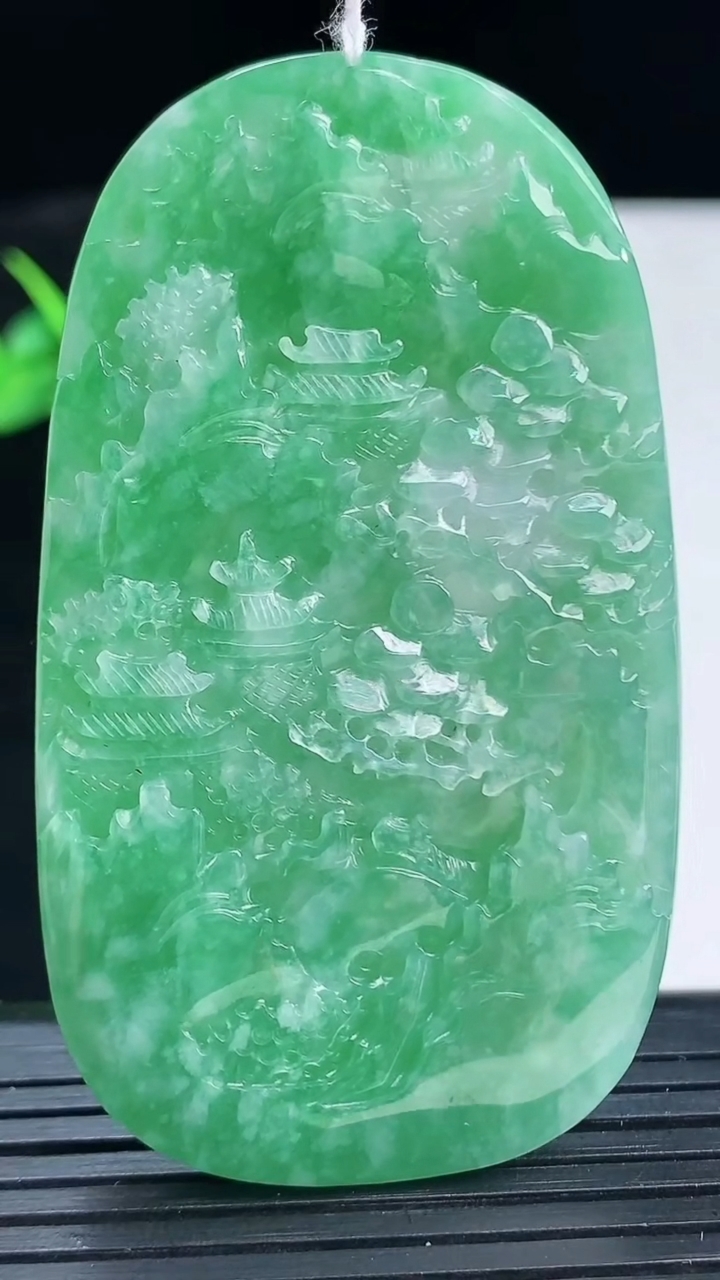 天然A货翡翠山水牌吊坠尺寸62.8-36.2-5.3重量:30.32g
4月12日