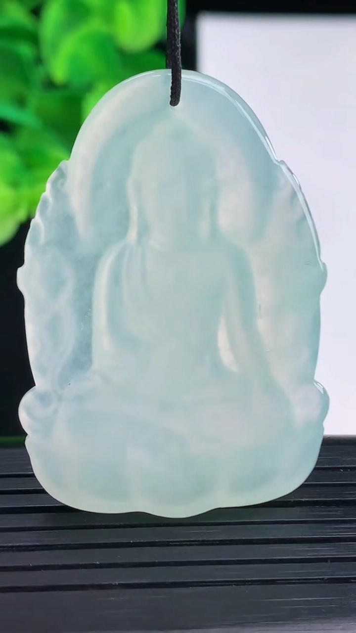 天然A货翡翠阿弥陀佛吊坠尺寸47.3-32.1-5.5重量:18.17g
4月12日