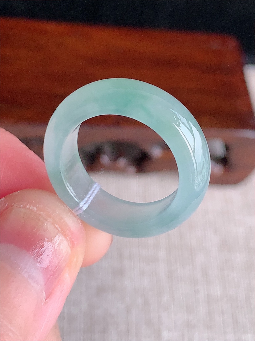 天然A货翡翠晴水素面戒指 
尺寸16.5-6.6-3.6mm 重量4.33g 0411