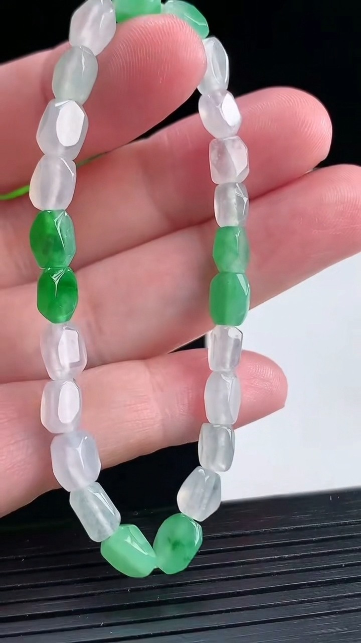 天然A货翡翠路路通手串 尺寸6.5-4.5重量:9.87g4月12日
工厂直销收藏佳品,种好水足，色泽均匀，有种有色，上手高大气！