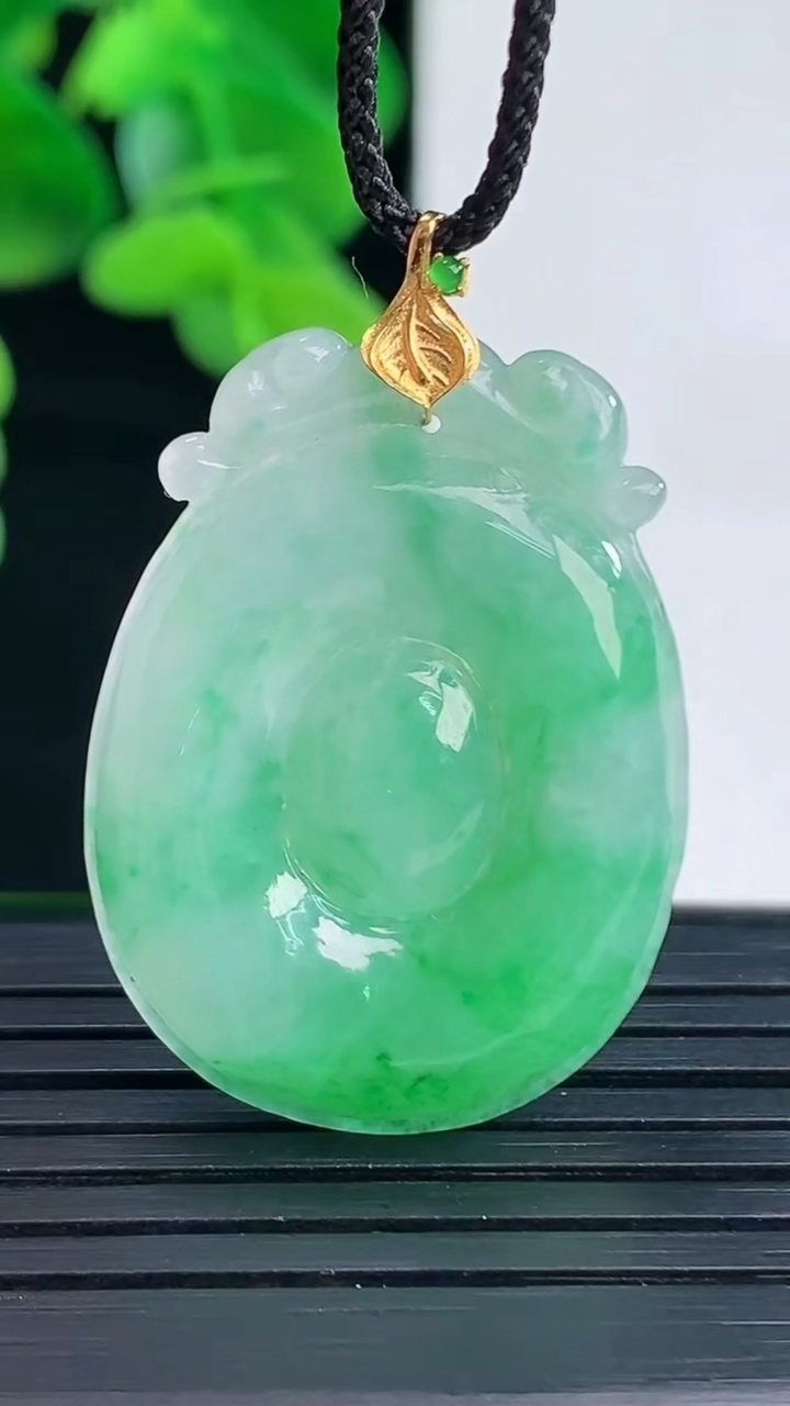 天然A货翡翠福贝吊坠尺寸36.6-23.9-4.4重量:6.34g
4月12日