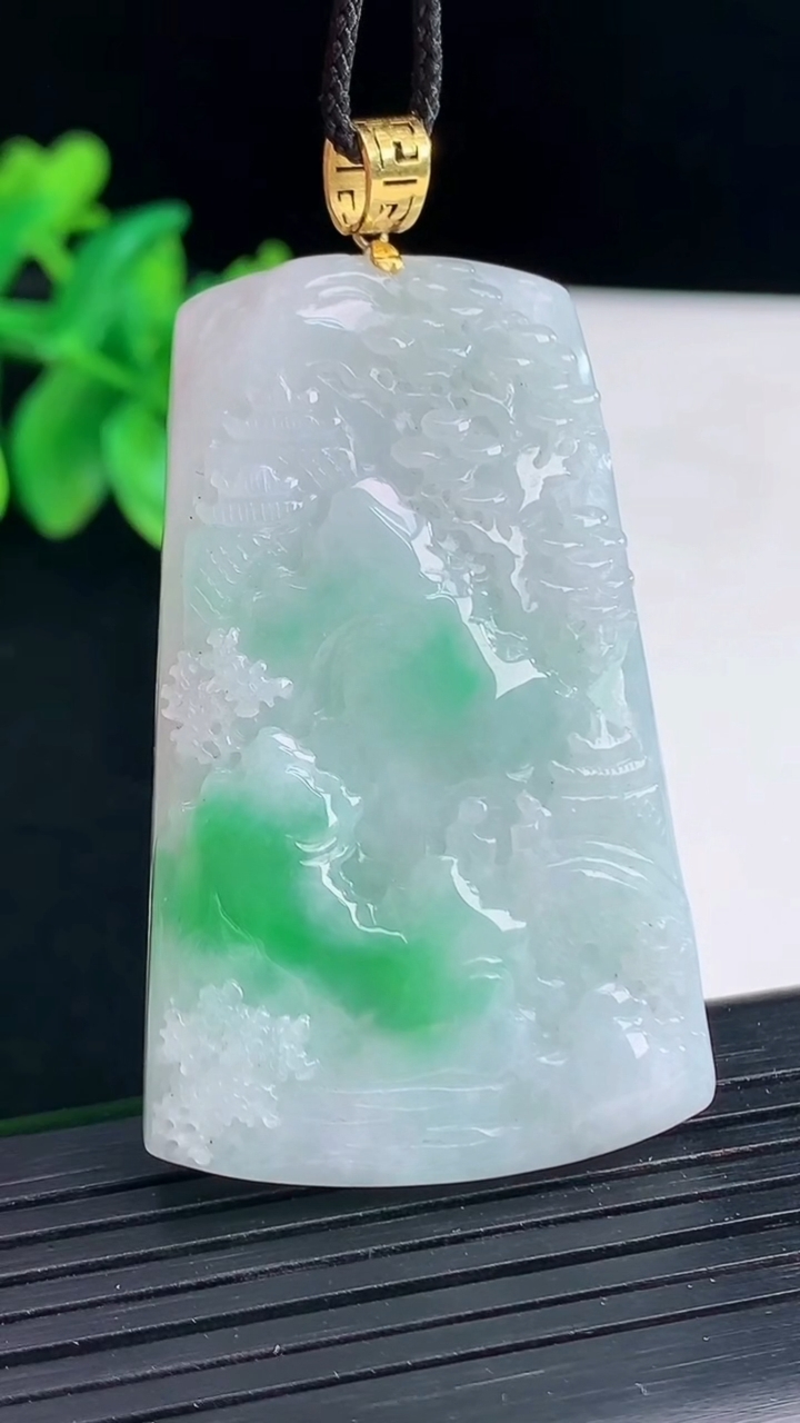 天然A货翡翠山水牌吊坠，尺寸50.5-32-6.5重量:24.25g
4月12日