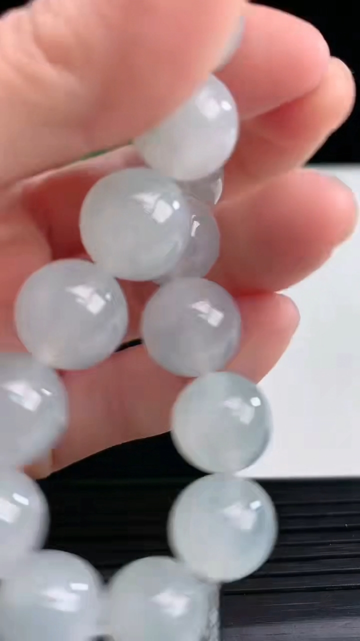 天然A货翡翠圆珠手串尺寸12.5-16颗重量:54.18g4月12日
工厂直销收藏佳品,种好水足，色泽均匀，有种有色，上手高大气！