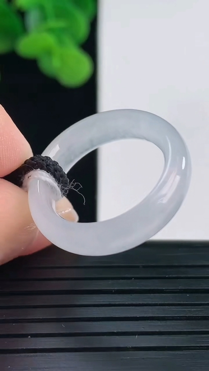 天然A货翡翠指环戒指尺寸17.9-5.6-3.3重量:3.61g2026年4月12日
工厂直销收藏佳品,种好水足，色泽均匀，有种有色，上手高大气！