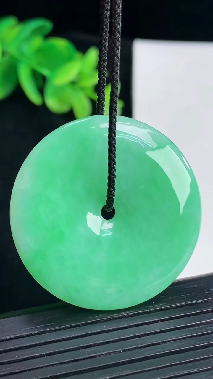 天然A货翡翠平安扣吊坠，尺寸38-6重量:18.95g
4月12日