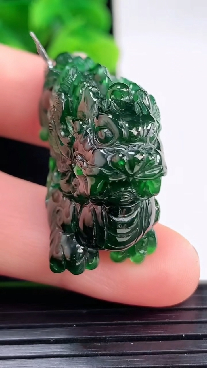 天然A货翡翠麒麟吊坠尺寸35.4-16.2-21.1重量:18.20g
4月12日