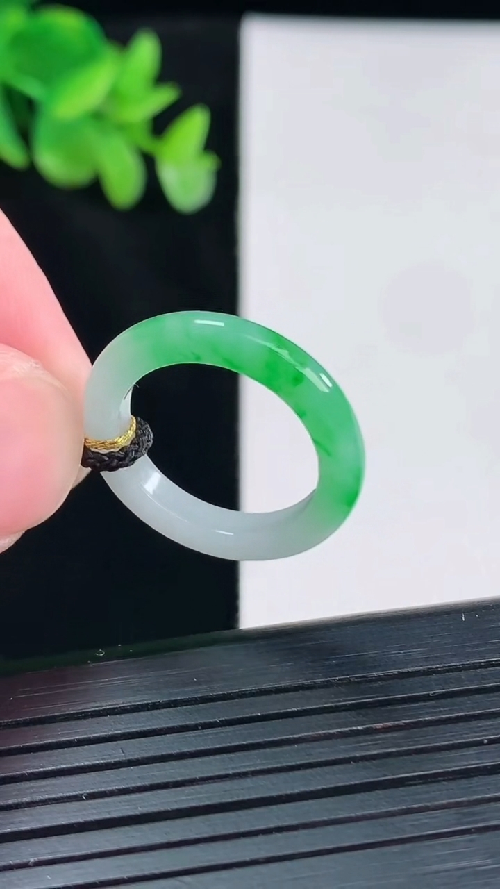 天然A货翡翠素面玉指环 戒指 尺寸17-3.6-3.2重量:2.38g2026年4月12日
工厂直销收藏佳品,种好水足，色泽均匀，有种有色，上手高大气！