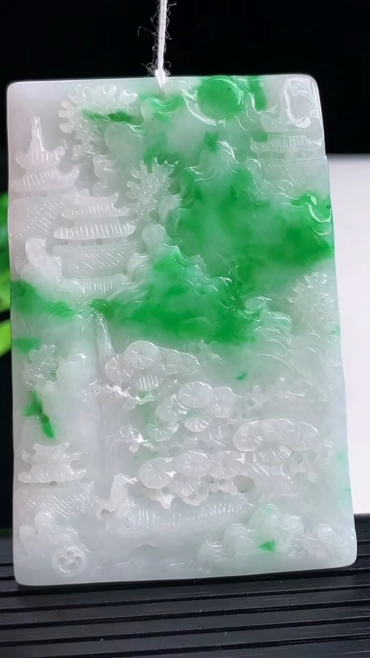 天然A货翡翠山水牌吊坠尺寸65.1-45.4-4.9重量:41.39g
4月12日