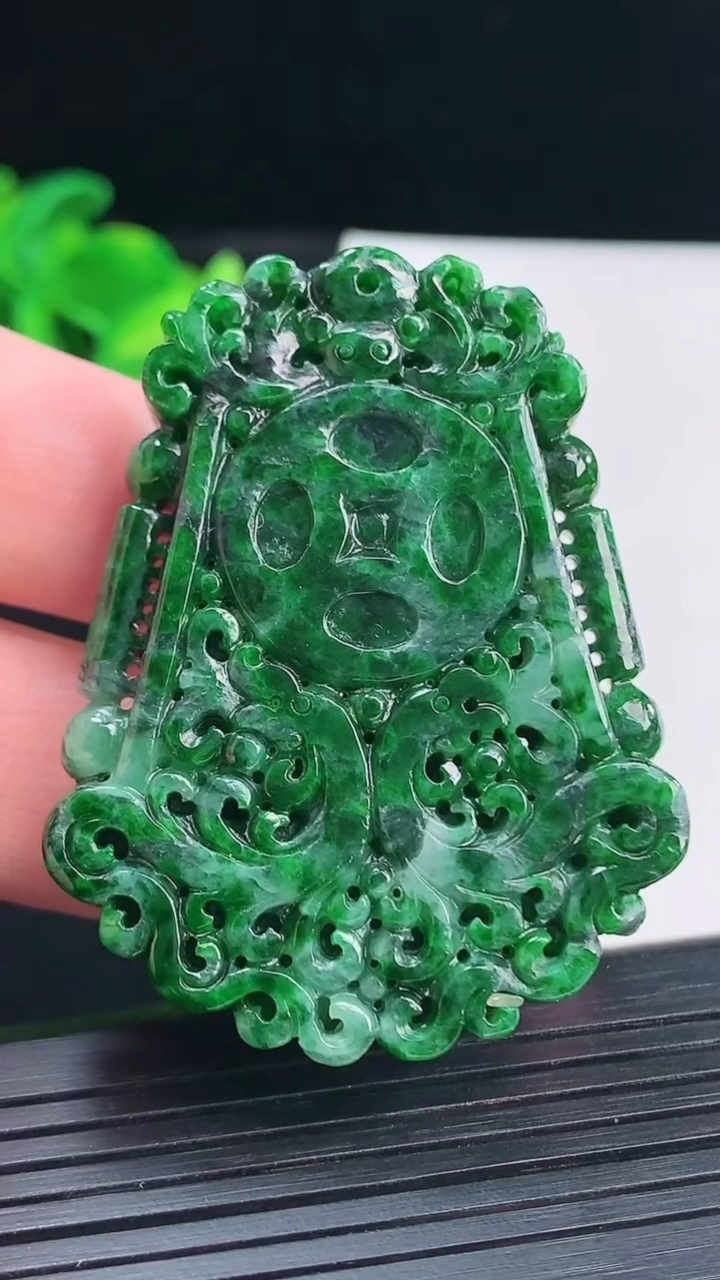 天然A货翡翠仿古龙牌吊坠，尺寸53-41-9重量:34.63g
4月12日