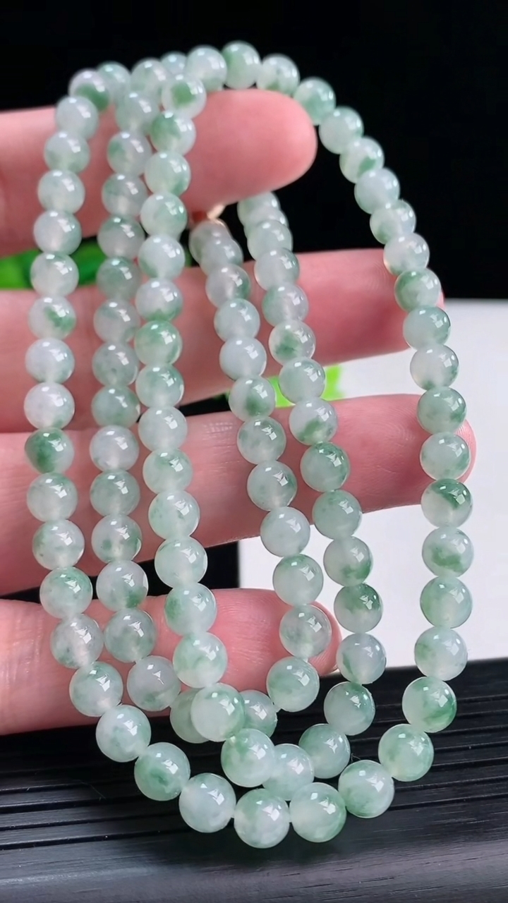 天然A货翡翠飘花圆珠项链，尺寸6-80颗重量:43.23g4月12日
工厂直销收藏佳品,种好水足，色泽均匀，有种有色，上手高大气！