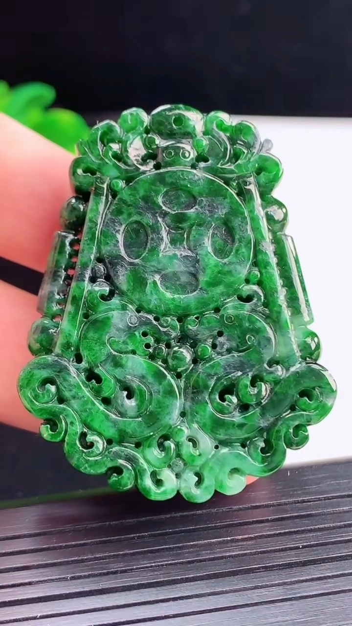 天然A货翡翠仿古龙牌吊坠，尺寸53-41-9重量:34.63g
4月12日