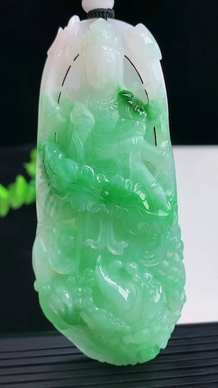 天然A货翡翠御龙千手观音吊坠尺寸88-39.8-15.5重量:84.87g
4月12日