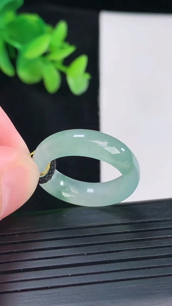天然A货翡翠飘花素面玉指环 戒指，尺寸17.5-6.5-4重量:4.44g2026年4月12日
工厂直销收藏佳品,种好水足，色泽均匀，有种有色，上手高大气！